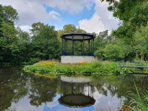 Annelies 04 Muziekkoepel maar waar